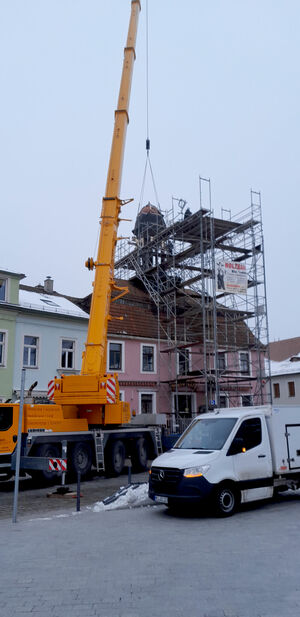 Autokran sichert Turmhaube in Radeburg…