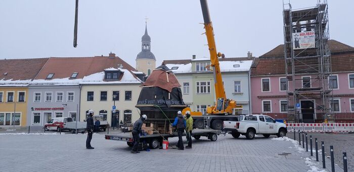 Autokran sichert Turmhaube in Radeburg
