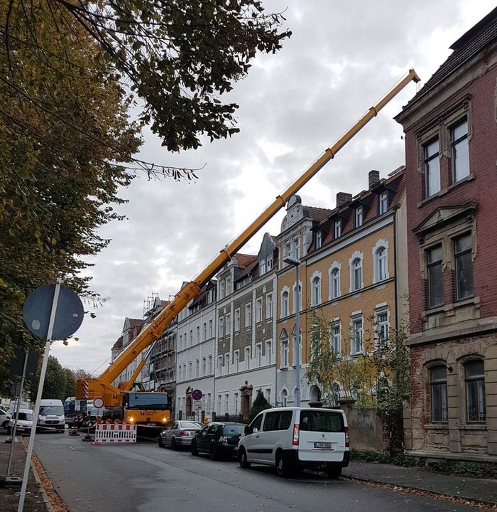 Balkonmontage mit Mobilkran in Dresden