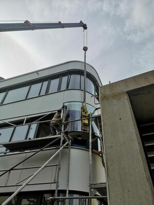 Einheben der Fensterscheibe Scheibentausch IPF mit Minikran…